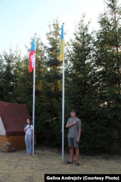 Сергій, син загиблого українського воїна під час підняття прапора в таборі у Чехії