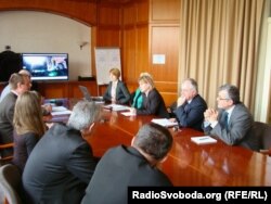 Угорські дипломати дивляться відео Радіо Свобода з Майдану