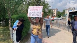 Жительница Нур-Султана Анна Шукеева c плакатом с призывом против ограничения конфиденциальности пользователей и интернет-цензуры. Нур-Султан, 26 июля 2019 года.