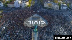 Протест у столиці Угорщини проти нового закону про вищу освіту, який сприймають як такий, що спрямований проти Центральноєвропейського університету. Будапешт, 12 квітня 2017 року