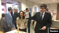 Президент Карлес Пучдемон на избирательном участке. 1 октября 2017 года