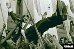 Левко Лук'яненко біля українського парламенту 24 серпня 1991 року