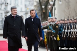 Президент України Петро Порошенко (ліворуч) та президент Польщі Анджей Дуда під час зустрічі у Києві. 15 грудня 2015 року