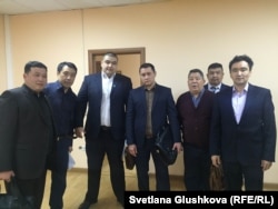 Адвокат Бауыржан Азанов (сол жақтан екінші) пен өкілдері қалалық сотта тұр. Астана, 7 шілде 2016 жыл.