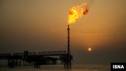 Старейшая иранская нефтяная платформа в Персидском заливе. Октябрь 2015 года.