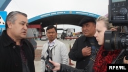 Өмүрбек Текебаев казак полициясына көрсөтмө берип чыккандан кийин журналисттердин суроолоруна жооп берүүдө. 25-март, 2010-жыл