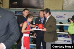 Нұржамила Батырбекқызын марапаттау сәті. Улаанбаатар, Моңғолия жасөспірімдер біріншілігі, 2016 жылдың ақпаны. Сурет боксшының жеке архивінен алынды.