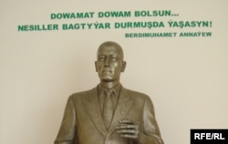 Berdimuhamedowyň atasynyň heýkeli Gökdepedäki mekdepde
