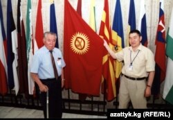 Азамат Алтай жана Тынчтыкбек Чоротегин. "Эркин Европа/Азаттык" радиосунун Прагадагы баш кеңсеси. 6-июнь 2003-жыл.