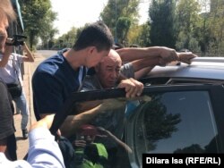 Полицейские задерживают мужчину в Шымкенте. 21 сентября 2019 года.