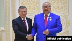 В 2018 году президент Узбекистана Шавкат Мирзиёев (слева) наградил Алишера Усманова орденом «Эл-юрт хурмати» («Уважаемому народом и Родиной»)