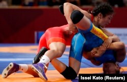 Айсулуу Тыныбекова (көк) жана монголиялык балбан кыз Орхон Пуревдорж (кызыл)