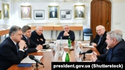 Президент України Петро Порошенко (перший ліворуч) під час зустрічі з представниками ініціативною групою «Першого грудня». Київ, 11 квітня 2019 року