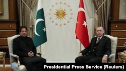 رجب طیب اردوغان رئیس جمهور ترکیه (راست) حین ملاقات با عمران خان صدراعظم پاکستان در انقره