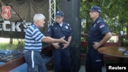Policija u razgovoru sa meštanima, Žitište