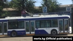 Бишкектин көчөсүндөгү троллейбус.