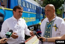 Голова Закарпатської ОДА Геннадій Москаль (праворуч) і керівник Львівської залізниці Іван Груник під час урочистого запуску відновленої дитячої вузькоколійної залізниці до 25-річниці Незалежності України. Ужгород, 24 серпня 2016 року