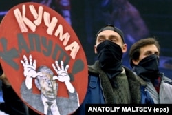 Українські студенти під час антикучмівської демонстрації в центрі Києва. Майдан Незалежності, 15 грудня 2000 року