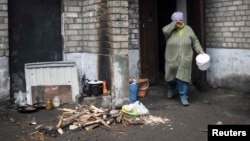 Дебальцеве, розстріляне сепаратистами: водогін не працює, електрики й газу немає, люди готують їжу на вогнищі надворі, фото 3 лютого 2015 року