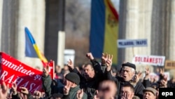 Өкмөттүн кызматтан кетишин талап кылган демонстранттар. Кишинев, 13-январь, 2016-жыл.