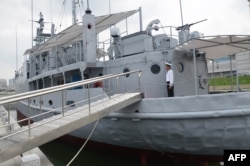 Корабель Pueblo біля набережної у Пхеньяні, фото 2013 року