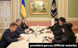 Президент України Петро Порошенко під час зустрічі з делегацією Вселенського патріархату, яка прибула в Україну для участі у святкових заходах з нагоди святкування 1030-річчя Хрещення України-Русі. Київ, 27 липня 2018 року