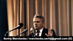 Під час Установчого з’їзду Народного руху України, який проходив у Києві 8–10 вересня 1989 року. Виступає запрошений як гість Леонід Кравчук, тодішній завідувач ідеологічного відділу ЦК КПУ