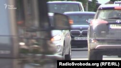 BMW Коломойського з номерними знаками, яких немає в реєстрі, від'їжджає від його офісу в Києві