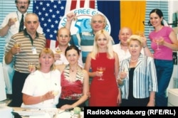 Співробітники Української редакції Радіо Свобода у Празі, 2004 рік. Зліва направо: Михайло Мигалисько, Олександр Народецький, Юлія Ільєнко (Сайко), Петро Кагуй, Ольга Буряк, Василь Зілгалов, Мар’яна Драч, Зиновій Фриз, Оксана Пеленська і Ангеліна Шкуренко. Прага, 2004 рік