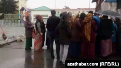 Aşgabadyň döwlet dükanlarynyň biriniň öňünde azyk nobatynda duran ýaşaýjylar (Illýustrasiýa suraty)