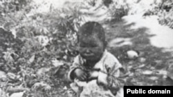 Брошенный во время Голода ребенок. Фото Центрального государственного архива кинофотодокументов и звукозаписей