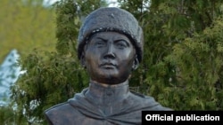 Дүйшөнкул Шопоковдун эстелиги, Орусия