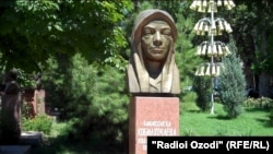 Бюст Ходими Джамолак в Худжанде