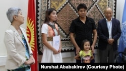 Оогандык качкын Фархад кызы менен.