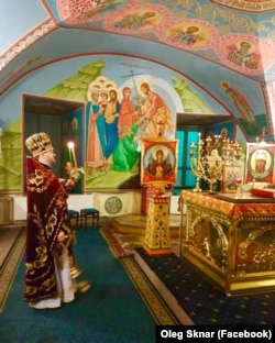 Покровський храм. літургію служить протоієрей Олег Скнар. Київ, вересень 2019 року