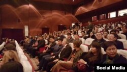 "Глобус" театры койгон "Гамлет" спектаклин көргөнү келген премьер-министр Темир Сариев баштаган өкмɵт мүчɵлɵрү. 7-ноябрь, 2015-жыл