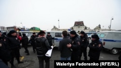 Протестующих задерживает полиция.