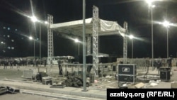 Сцена на территории торгового центра "Прайм плаза". Алматы, 31 августа 2013 года.