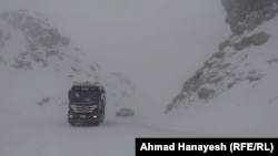 مسیر سالنگ در فصل زمستان پر برف است و مراقبت های جدی نیاز دارد که مسوولین میگویند شاهراه باید به شکل درست ترمیم شود