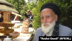 Усто Солеҳ ки синаш ба 80 расидааст, мегуяд касби табақтароширо солҳост ки иҷро мекунад.