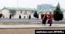 Kommunal hojalyk gullugynyň işgärleri. Türkmenabat, 25-nji noýabr, 2016 ý.