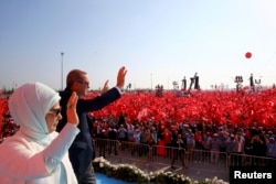 Президент Турции Реджеп Эрдоган машет участникам правительственной демонстрации. 7 августа 2016 года.