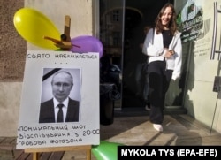 Імітація повідомлення про панахиду із портретом президента Росії Володимира Путіна біля входу до бару у Львові напередодні відзначення Гелловіна, 30 жовтня 2022 року