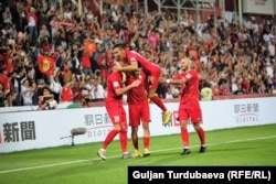 Кыргызстандын футболчулары гол киргизгенден кийин.