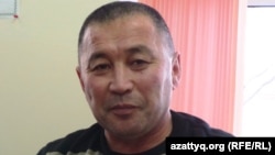 "УОС2" мекемесі кәсіподағының төрағасы Совет Төкенов. Жаңаөзен, 6 желтоқсан 2013 жыл.