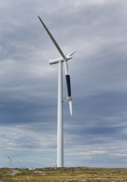 Ветрогенератор с черной лопастью во время исследований безопасности для птиц