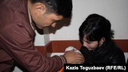 Молодая пара Ержан и Айгерим с ребенком. Алматы, 17 апреля 2013 года.