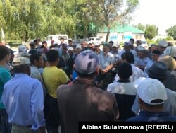 Жители Аканазаровского айыл окмоту на пикете, 27 июня 2018 г.