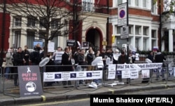 Пикет напротив российского посольства в Лондоне.