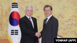 Жеймс Мэттис жана Мун Чжэ Ин